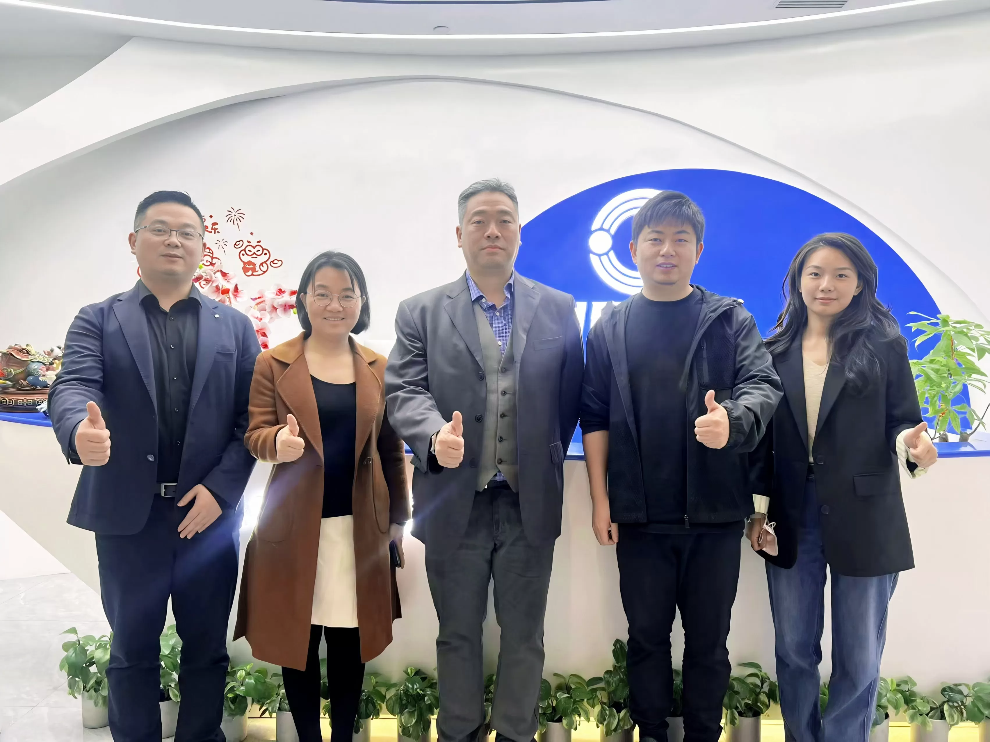 热烈欢迎深圳市龙华区商务局党组书记、局长钟建生一行莅临创贸集团深圳总部，共促行业发展！